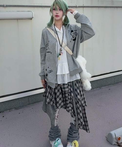Never mind the XU / Chikashitsu+（ネバーマインド ザ エックスユー / チカシツプラス）の「【Nerd out XU】asymmetry check skirt / 【ナードアウトエックスユー】アシンメトリーチェックスカート <着用動画あり>（スカート・レディース・チャコール/ブラウン・ONE SIZE）」の14枚目の写真