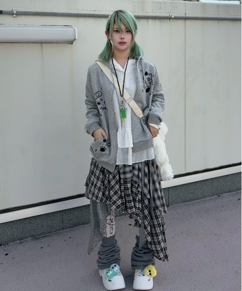 Never mind the XU / Chikashitsu+（ネバーマインド ザ エックスユー / チカシツプラス）の「【Nerd out XU】asymmetry check skirt / 【ナードアウトエックスユー】アシンメトリーチェックスカート <着用動画あり>（スカート・レディース・チャコール/ブラウン・ONE SIZE）」の15枚目の写真