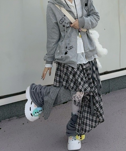 Never mind the XU / Chikashitsu+（ネバーマインド ザ エックスユー / チカシツプラス）の「【Nerd out XU】asymmetry check skirt / 【ナードアウトエックスユー】アシンメトリーチェックスカート <着用動画あり>（スカート・レディース・チャコール/ブラウン・ONE SIZE）」の16枚目の写真