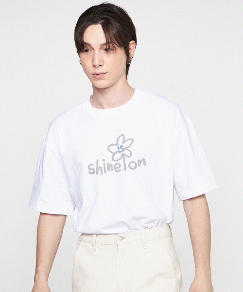 GRAVER（グレーバー）の「[ユニセックス]シャインオンフラワースマイル半袖Tシャツ_ホワイト（Tシャツ/カットソー・レディース・ホワイト・X-LARGE/SMALL/MEDIUM/LARGE）」の2枚目の写真