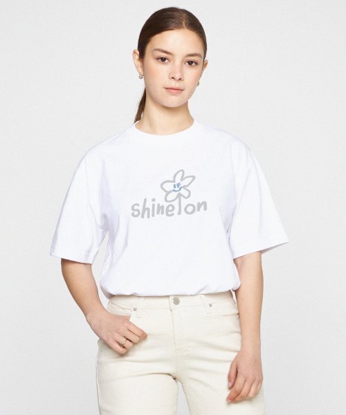 GRAVER（グレーバー）の「[ユニセックス]シャインオンフラワースマイル半袖Tシャツ_ホワイト（Tシャツ/カットソー・レディース・ホワイト・X-LARGE/SMALL/MEDIUM/LARGE）」の3枚目の写真