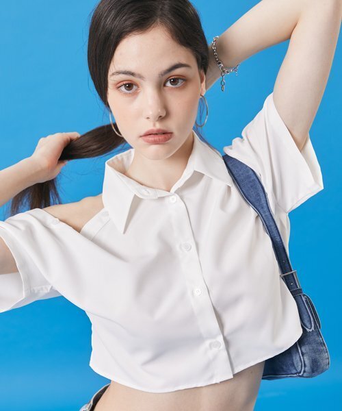KOLEAT（コレット）の「オフショルダー クロップ カットアウト 半袖シャツ [クロップT ver.] ホワイト（シャツ/ブラウス・レディース・その他・FREE）」の3枚目の写真