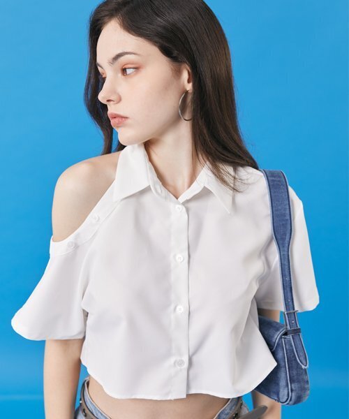 KOLEAT（コレット）の「オフショルダー クロップ カットアウト 半袖シャツ [クロップT ver.] ホワイト（シャツ/ブラウス・レディース・その他・FREE）」の4枚目の写真