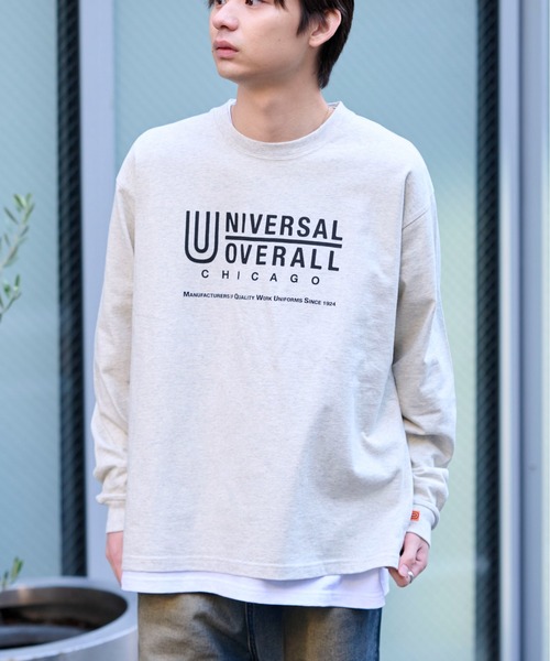 UNIVERSAL OVERALL(ユニバーサルオーバーオール)の「【別注】UNIVERSAL OVERALL/ユニバーサルオーバーオール サイドスリットルーズシルエットビッグロゴロンT(Tシャツ/カットソー・メンズ・ネイビー/ブラック/サックスブルー/オートミール/ホワイト・M/S/XL/L)」の4枚目の写真