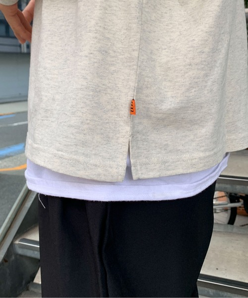 UNIVERSAL OVERALL(ユニバーサルオーバーオール)の「【別注】UNIVERSAL OVERALL/ユニバーサルオーバーオール サイドスリットルーズシルエットビッグロゴロンT(Tシャツ/カットソー・メンズ・ネイビー/ブラック/サックスブルー/オートミール/ホワイト・M/S/XL/L)」の13枚目の写真