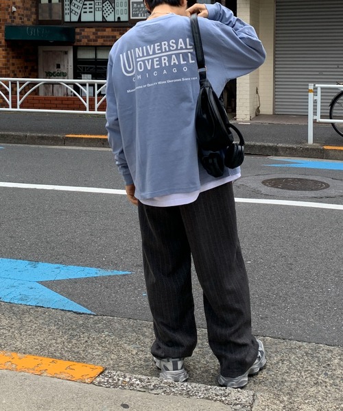 UNIVERSAL OVERALL(ユニバーサルオーバーオール)の「【別注】UNIVERSAL OVERALL/ユニバーサルオーバーオール サイドスリットルーズシルエットビッグロゴロンT(Tシャツ/カットソー・メンズ・ネイビー/ブラック/サックスブルー/オートミール/ホワイト・M/S/XL/L)」の20枚目の写真