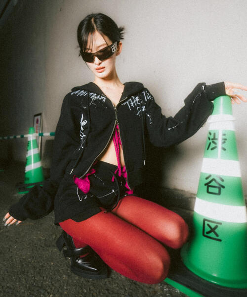 ROYAL FLASH（ロイヤルフラッシュ）の「MITSUKI/ミツキ/ペイントフードジップアップパーカー（パーカー・レディース・ブラック/ホワイト・F）」の9枚目の写真