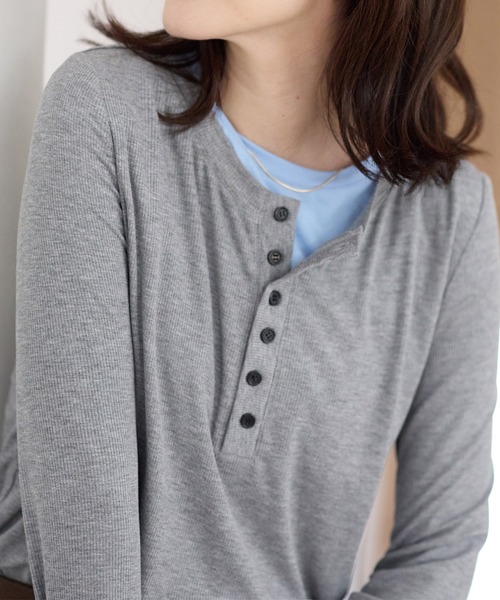 Viola e Viola(ヴィオラエヴィオラ)の「1枚着映えレイヤード風ヘンリーネックリブプルオーバー(Tシャツ/カットソー・レディース・杢グレー/ブラック・M/L/LL/3L)」の2枚目の写真