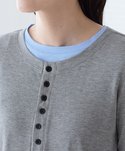Viola e Viola(ヴィオラエヴィオラ)の「1枚着映えレイヤード風ヘンリーネックリブプルオーバー(Tシャツ/カットソー・レディース・杢グレー/ブラック・M/L/LL/3L)」の12枚目の写真