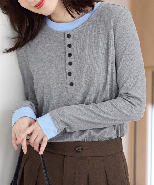 Viola e Viola(ヴィオラエヴィオラ)の「1枚着映えレイヤード風ヘンリーネックリブプルオーバー(Tシャツ/カットソー・レディース・杢グレー/ブラック・M/L/LL/3L)」の5枚目の写真