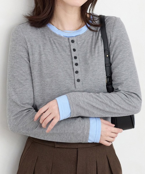 Viola e Viola(ヴィオラエヴィオラ)の「1枚着映えレイヤード風ヘンリーネックリブプルオーバー(Tシャツ/カットソー・レディース・杢グレー/ブラック・M/L/LL/3L)」の3枚目の写真
