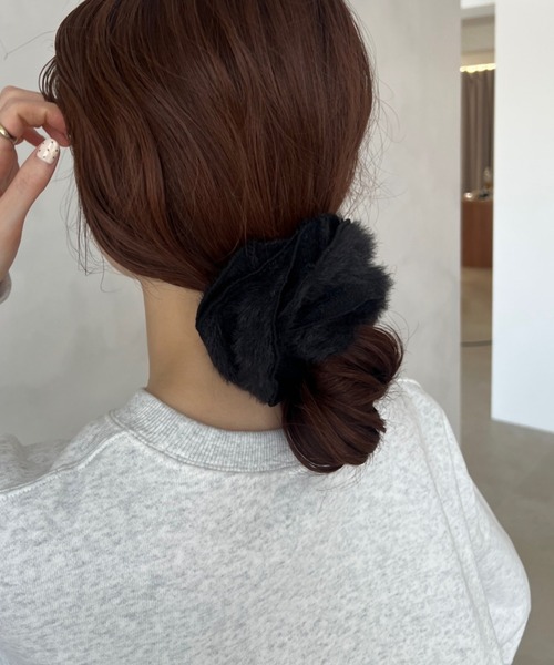 LOWRYS FARM（ローリーズファーム）の「ニットシャギーシュシュ　634157（ヘアゴム・レディース・アイボリー/ブラック/ベージュ・FREE）」の2枚目の写真