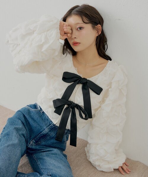 Chico（チコ）の「【SALON by Chico】前後2wayフロントリボンポコポコブラウス（シャツ/ブラウス・レディース・ブラック/ブルー/ホワイト・FREE）」の2枚目の写真