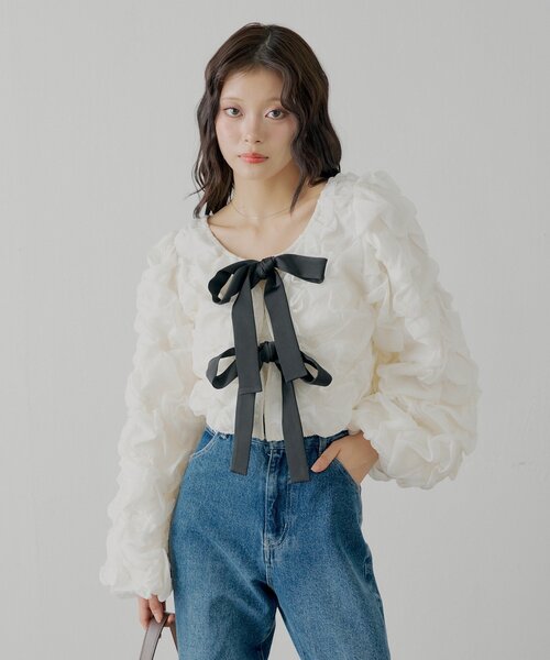 Chico（チコ）の「【SALON by Chico】前後2wayフロントリボンポコポコブラウス（シャツ/ブラウス・レディース・ブラック/ブルー/ホワイト・FREE）」の4枚目の写真
