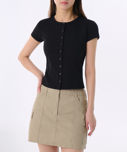 MUSINSA STANDARD WOMAN（ムシンサスタンダードウーマン）の「ウィメンズスリムクルーネックボタンTシャツ[ブラック]（Tシャツ/カットソー・レディース・その他・SMALL/X-SMALL/LARGE/MEDIUM/X-LARGE）」の3枚目の写真