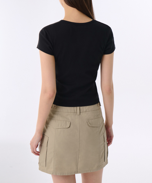 MUSINSA STANDARD WOMAN（ムシンサスタンダードウーマン）の「ウィメンズスリムクルーネックボタンTシャツ[ブラック]（Tシャツ/カットソー・レディース・その他・SMALL/X-SMALL/LARGE/MEDIUM/X-LARGE）」の4枚目の写真
