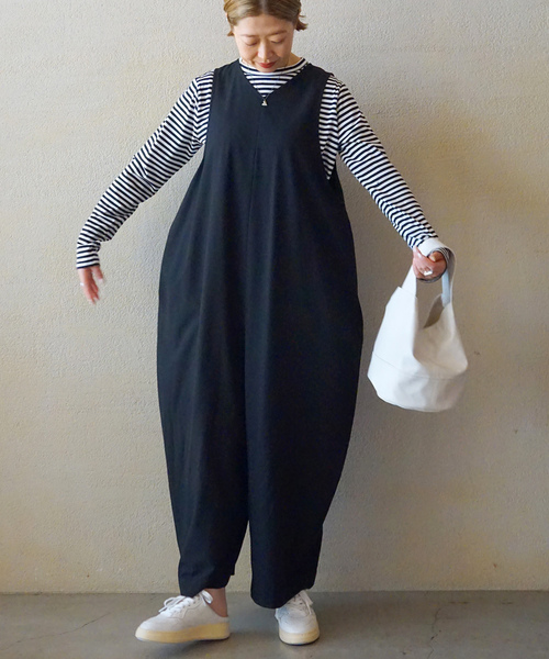 JOURNAL STANDARD LUXE（ジャーナルスタンダード　ラックス）の「TRストレッチ Vネックサロペット（サロペット/オーバーオール・レディース・ブラック・FREE）」の2枚目の写真