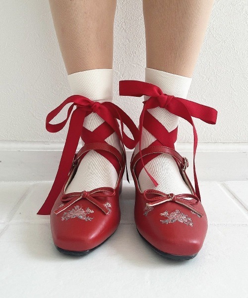 F i.n.t（フィント）の「リボン付き小花刺繍バレエパンプス（パンプス・レディース・アイボリー/レッド・L/M/S）」の4枚目の写真