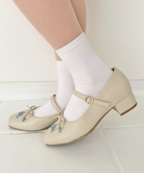 F i.n.t（フィント）の「リボン付き小花刺繍バレエパンプス（パンプス・レディース・アイボリー/レッド・L/M/S）」の14枚目の写真