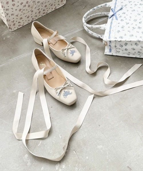 F i.n.t（フィント）の「リボン付き小花刺繍バレエパンプス（パンプス・レディース・アイボリー/レッド・L/M/S）」の3枚目の写真