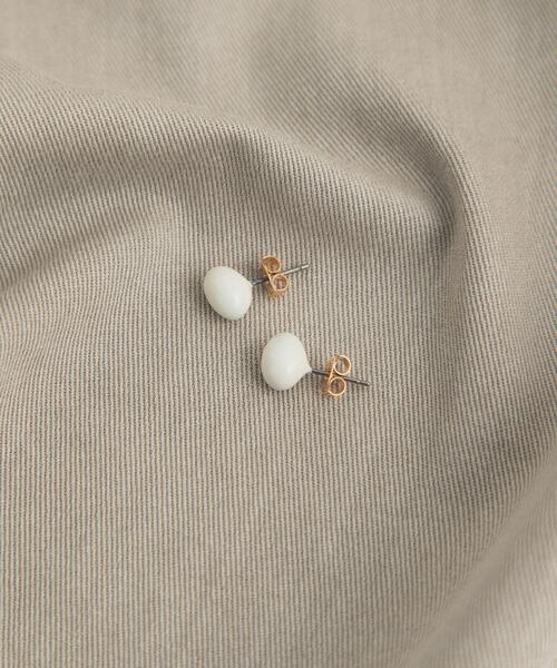 URBAN RESEARCH DOORS（アーバンリサーチドアーズ）の「カラーオーブピアス | 一粒ピアス/カラーピアス（ピアス（両耳用）・レディース・オフホワイト/ブラック・ONE）」の3枚目の写真