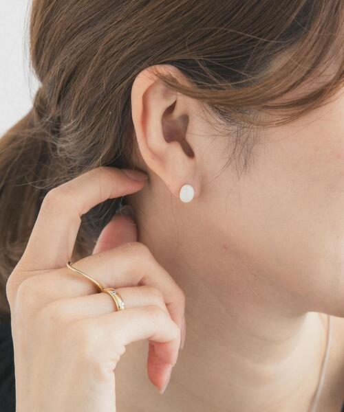 URBAN RESEARCH DOORS（アーバンリサーチドアーズ）の「カラーオーブピアス | 一粒ピアス/カラーピアス（ピアス（両耳用）・レディース・オフホワイト/ブラック・ONE）」の4枚目の写真