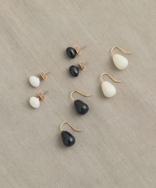 URBAN RESEARCH DOORS（アーバンリサーチドアーズ）の「カラーオーブピアス | 一粒ピアス/カラーピアス（ピアス（両耳用）・レディース・オフホワイト/ブラック・ONE）」の7枚目の写真
