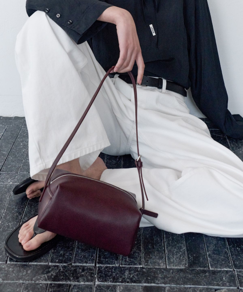 LEVAR（レバー）の「Classic Box Shoulder Bag - Dusky Burgundy（ショルダーバッグ・レディース・その他・F）」の2枚目の写真