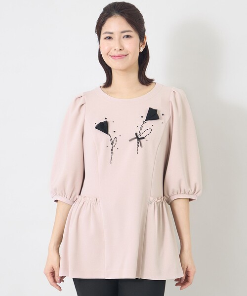 TO BE CHIC(トゥー ビー シック)の「チューリップモチーフ ペプラムチュニック(Tシャツ/カットソー・レディース・ブラック/ピンク系その他2・40)」の2枚目の写真