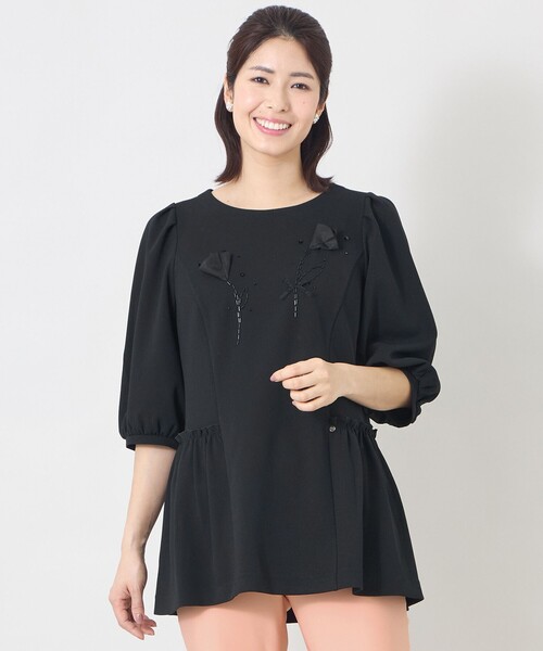 TO BE CHIC(トゥー ビー シック)の「チューリップモチーフ ペプラムチュニック(Tシャツ/カットソー・レディース・ブラック/ピンク系その他2・40)」の1枚目の写真