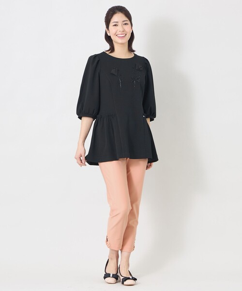 TO BE CHIC(トゥー ビー シック)の「チューリップモチーフ ペプラムチュニック(Tシャツ/カットソー・レディース・ブラック/ピンク系その他2・40)」の3枚目の写真