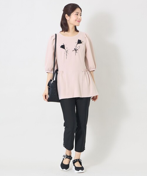 TO BE CHIC(トゥー ビー シック)の「チューリップモチーフ ペプラムチュニック(Tシャツ/カットソー・レディース・ブラック/ピンク系その他2・40)」の4枚目の写真