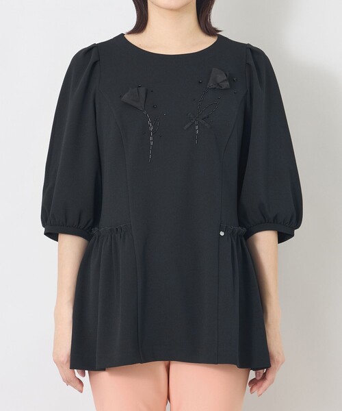 TO BE CHIC(トゥー ビー シック)の「チューリップモチーフ ペプラムチュニック(Tシャツ/カットソー・レディース・ブラック/ピンク系その他2・40)」の5枚目の写真