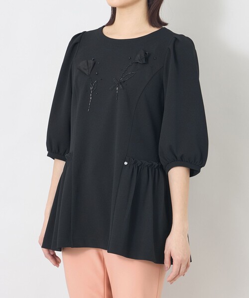 TO BE CHIC(トゥー ビー シック)の「チューリップモチーフ ペプラムチュニック(Tシャツ/カットソー・レディース・ブラック/ピンク系その他2・40)」の6枚目の写真