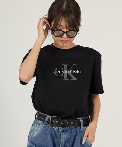 Calvin Klein（カルバン・クライン）の「Calvin Klein/カルバンクライン Tシャツ - モノグラムクルーネックショートスリーブTシャツ 半袖Tシャツ  2026年春夏（Tシャツ/カットソー・レディース・ホワイト/ブラック・S/M）」の2枚目の写真