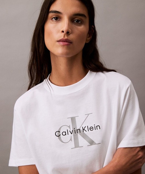 Calvin Klein（カルバン・クライン）の「Calvin Klein/カルバンクライン Tシャツ - モノグラムクルーネックショートスリーブTシャツ 半袖Tシャツ  2026年春夏（Tシャツ/カットソー・レディース・ホワイト/ブラック・S/M）」の3枚目の写真