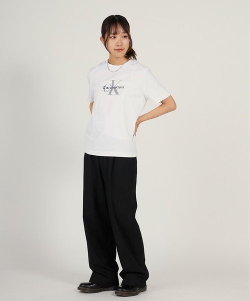 Calvin Klein（カルバン・クライン）の「Calvin Klein/カルバンクライン Tシャツ - モノグラムクルーネックショートスリーブTシャツ 半袖Tシャツ  2026年春夏（Tシャツ/カットソー・レディース・ホワイト/ブラック・S/M）」の5枚目の写真