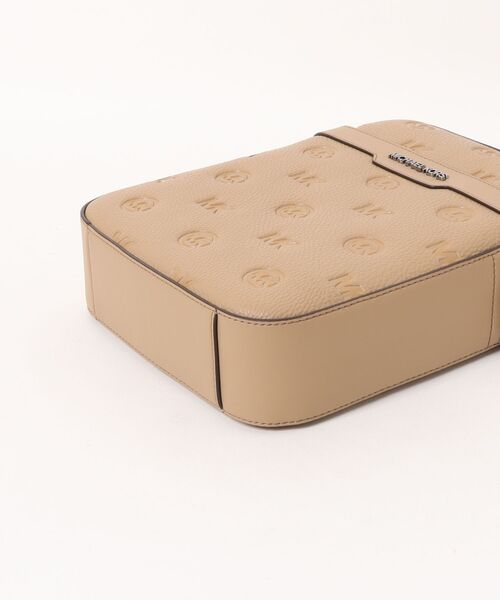 MICHAEL KORS(マイケルコース)の「FLIGHT BAG Crossbody(ショルダーバッグ・メンズ・キャメル・FREE)」の3枚目の写真