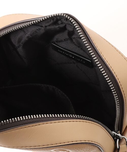 MICHAEL KORS(マイケルコース)の「FLIGHT BAG Crossbody(ショルダーバッグ・メンズ・キャメル・FREE)」の4枚目の写真