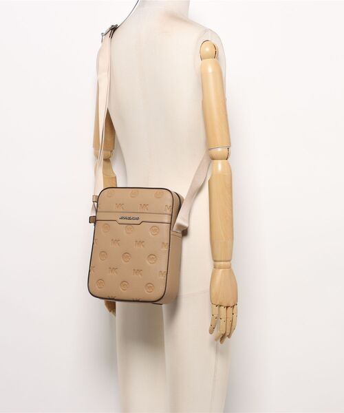 MICHAEL KORS(マイケルコース)の「FLIGHT BAG Crossbody(ショルダーバッグ・メンズ・キャメル・FREE)」の5枚目の写真