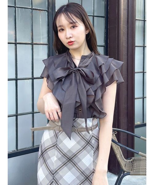 dazzlin（ダズリン）の「メニーフリルショートブラウス（シャツ/ブラウス・レディース・アイボリー/ピンク/ブラウン/ブルー・FREE）」の2枚目の写真