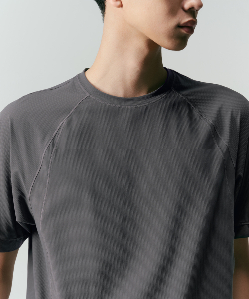 MUSINSA STANDARD（ムシンサスタンダード）の「[シティレジャー] スポーティブテクスチャードTシャツ [グレー]（Tシャツ/カットソー・メンズ・その他・SMALL/MEDIUM/LARGE/X-LARGE/2XL）」の4枚目の写真