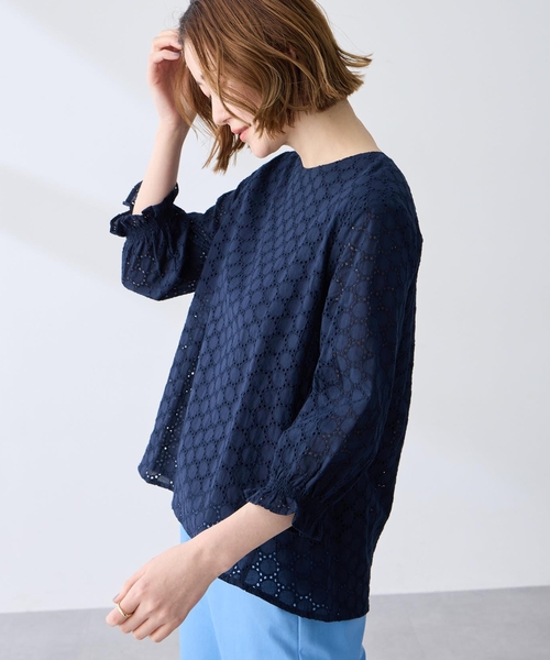 Petit Honfleur(プチオンフルール)の「レースシャーリング袖ブラウス(Tシャツ/カットソー・レディース・ネイビー/ホワイト・M/L)」の5枚目の写真