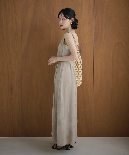 LAULEN(ローレン)の「lace embroidery twist sleeve long dress /レース刺繍ロングドレス(ワンピース・レディース・ベージュ/ブルー/ブラック/アイボリー・S/M)」の1枚目の写真