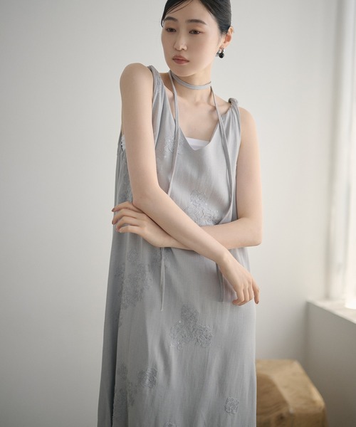 LAULEN(ローレン)の「lace embroidery twist sleeve long dress /レース刺繍ロングドレス(ワンピース・レディース・ベージュ/ブルー/ブラック/アイボリー・S/M)」の4枚目の写真