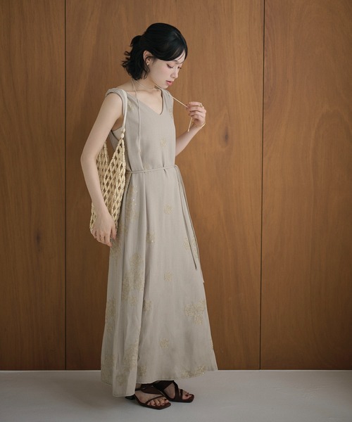 LAULEN(ローレン)の「lace embroidery twist sleeve long dress /レース刺繍ロングドレス(ワンピース・レディース・ベージュ/ブルー/ブラック/アイボリー・S/M)」の7枚目の写真