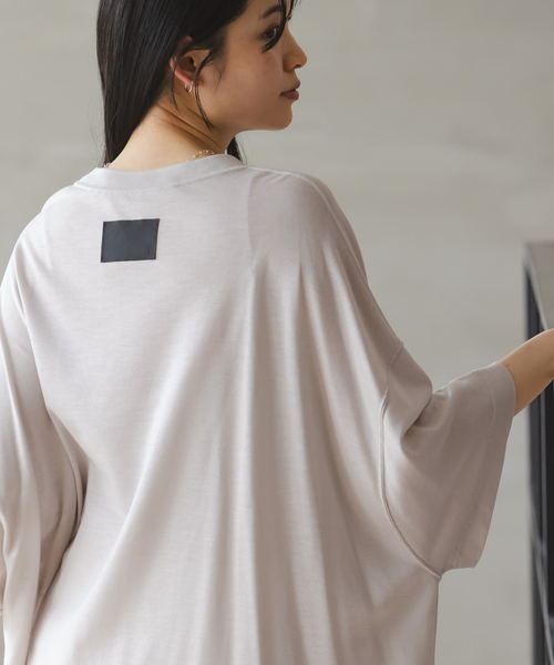 COGTHEBIGSMOKE(コグザビッグスモーク)の「《新色あり・WEB限定追加》COG THE BIGSMOKE/ DELTA デルタ T(Tシャツ/カットソー・レディース・ライトグレー/ベージュ系その他/ブラック・FREE)」の2枚目の写真
