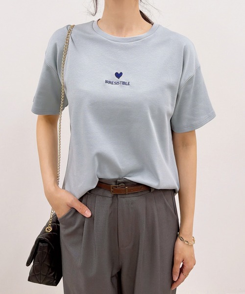 CLOTHY(クロシィ)の「【ツルさらでお肌にやさしい綿100%素材】C100 ひんやりタッチ ワンポイント 短丈 ボックスT(Tシャツ/カットソー・レディース・ブラック/ピンク/オフホワイト/ブルー/ブラック系その他3/ホワイト系/ブラック系その他2/ブラック系/ブルー系/ピンク系・MEDIUM/LARGE)」の9枚目の写真