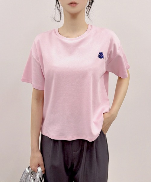 CLOTHY(クロシィ)の「【ツルさらでお肌にやさしい綿100%素材】C100 ひんやりタッチ ワンポイント 短丈 ボックスT(Tシャツ/カットソー・レディース・ブラック/ピンク/オフホワイト/ブルー/ブラック系その他3/ホワイト系/ブラック系その他2/ブラック系/ブルー系/ピンク系・MEDIUM/LARGE)」の1枚目の写真