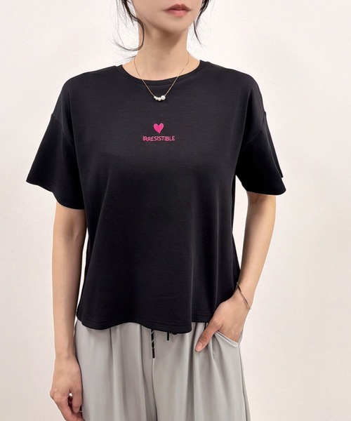 CLOTHY(クロシィ)の「【ツルさらでお肌にやさしい綿100%素材】C100 ひんやりタッチ ワンポイント 短丈 ボックスT(Tシャツ/カットソー・レディース・ブラック/ピンク/オフホワイト/ブルー/ブラック系その他3/ホワイト系/ブラック系その他2/ブラック系/ブルー系/ピンク系・MEDIUM/LARGE)」の6枚目の写真